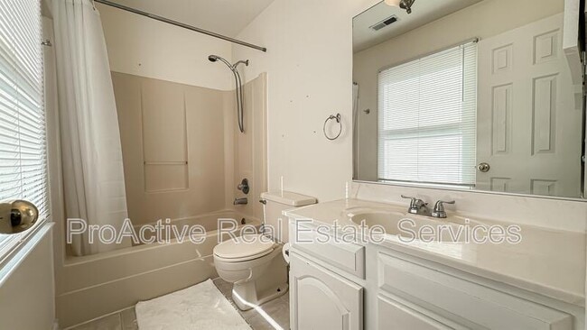 Building Photo - 519 W 20th St