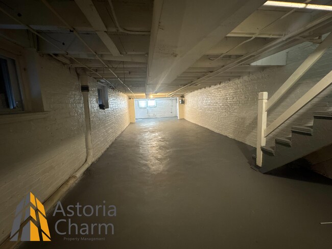 Building Photo - Comfortable 3-Bedroom with Hardwood Floors...