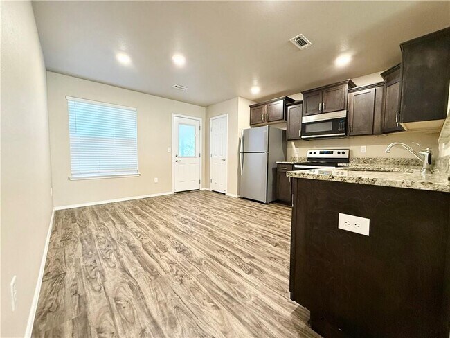 Building Photo - 817 Saddlebrook St