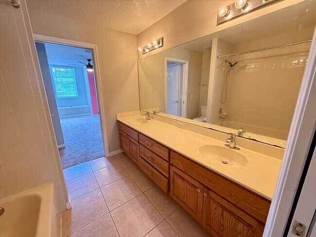 Building Photo - 3/2.5 Townhome in St Cloud-AVAILABLE NOW