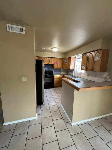 Building Photo - 2542 W 66th Pl