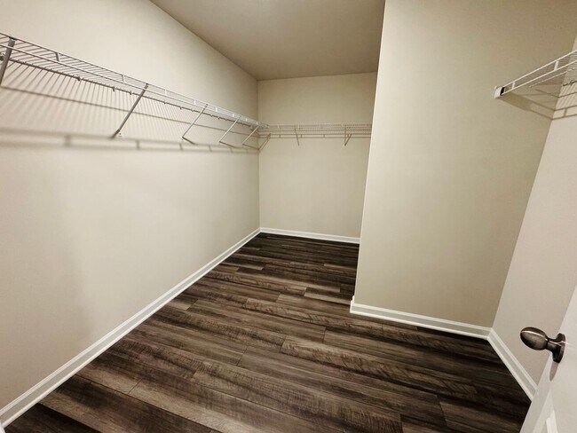 Building Photo - Move In Ready 5BR/2.5BA Home located near UNCC!