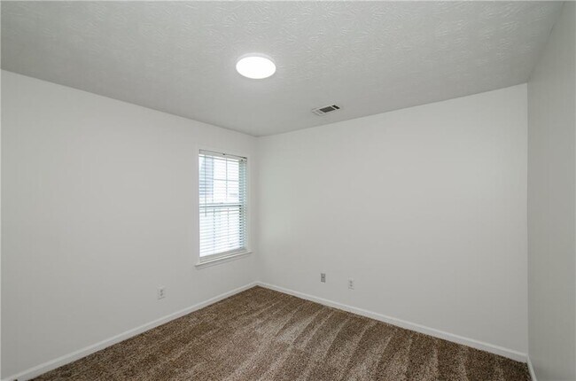 Building Photo - 3390 Northcliff Dr