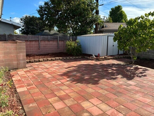 Building Photo - 5 Bedroom 4 Bath House in Garden Grove