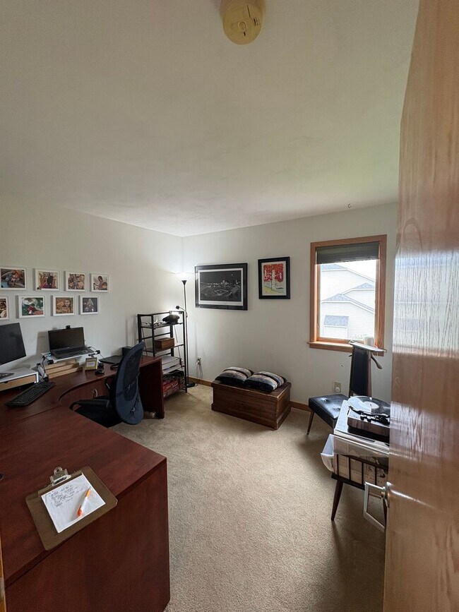 Building Photo - Large 4BR/2.5 BA Home w/ large yard & Central AC