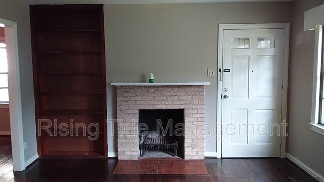 Building Photo - 1636 8th Ct W