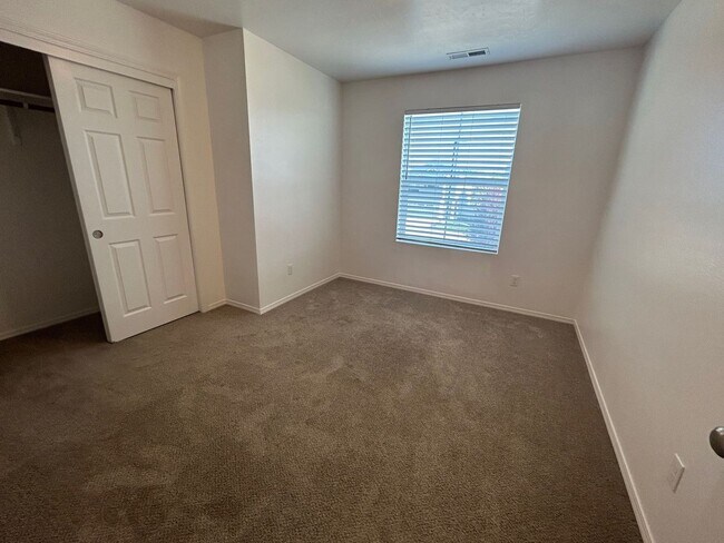 Building Photo - 3 Bedroom plus Loft For Rent! Victory Sout...