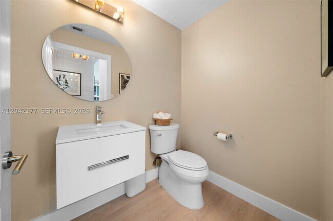 Building Photo - 2645 S Bayshore Dr