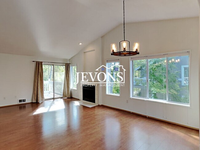 Building Photo - Fabulous 2 Bedrooms, 2 Bathroom, Top-Floor Condo in Klahanie