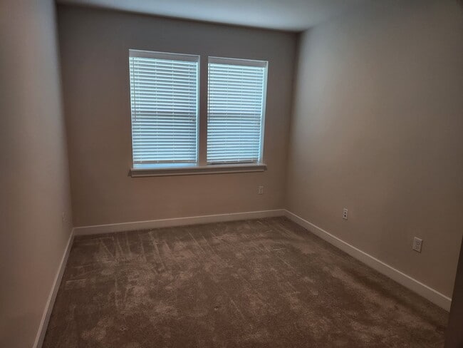 Building Photo - Chesterfield-Midlothian Area- Modern Condo