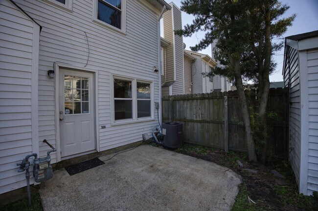 Building Photo - 5540 Finespun Last