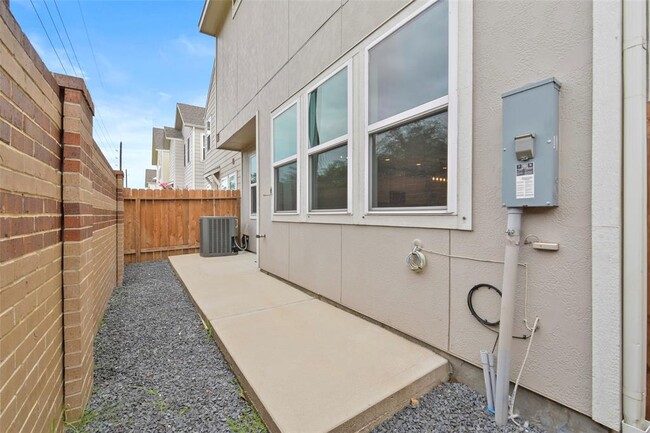 Building Photo - 9911 Brickhouse Dr