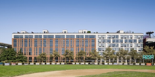 Building Photo - 372 9th St