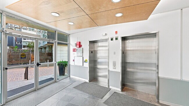 Building Photo - $2,820.95- 2 bed, 1 bath Condo in the heart of Denver with In Unit Laundry!