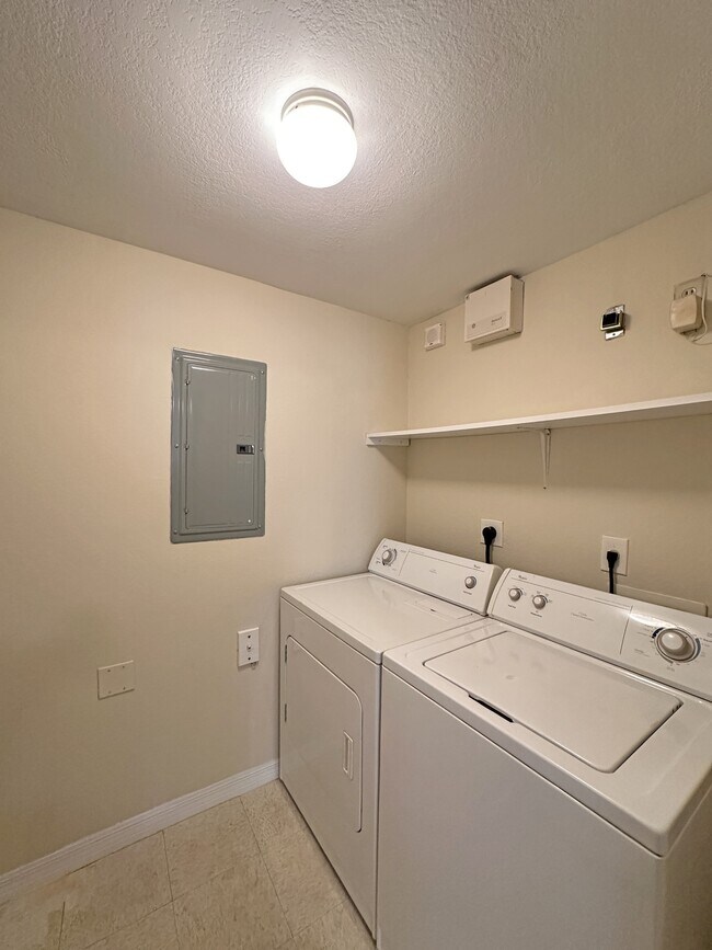 Building Photo - 110 SW Peacock Blvd