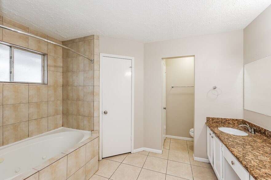 Building Photo - 8530 Sunny Ridge Dr