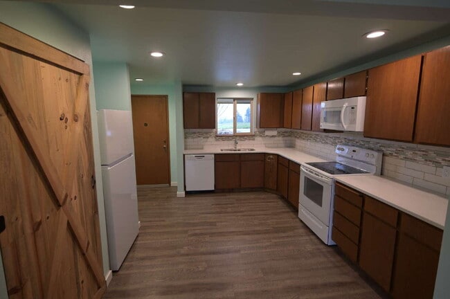 Building Photo - 1 bed 1 bath condo in 55+ community: ALL Utilities included!