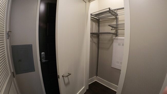 Building Photo - 2050 N Clark St