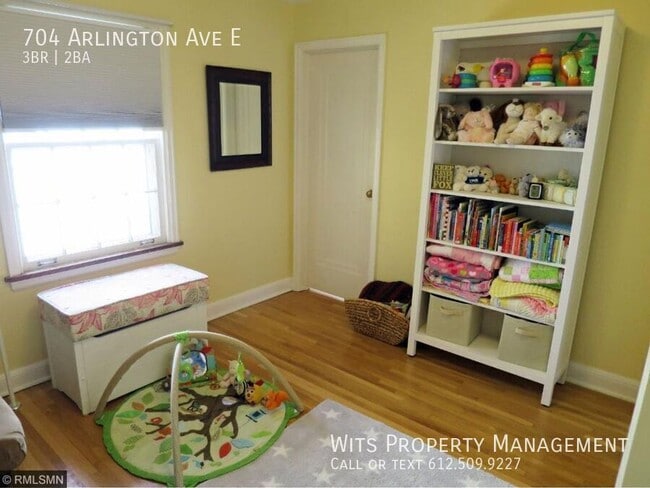 Building Photo - 704 Arlington Ave E