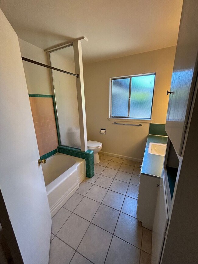 Building Photo - 2 Bedroom 1 Bathroom located in Santa Rosa...