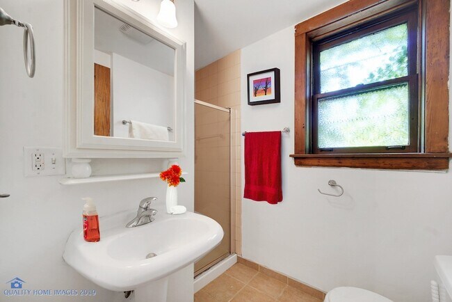 Building Photo - 2774 N Kenmore Ave