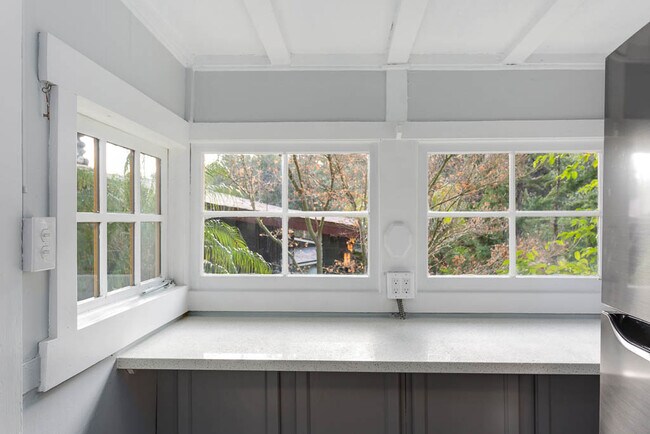 Building Photo - Sierra Bungalows