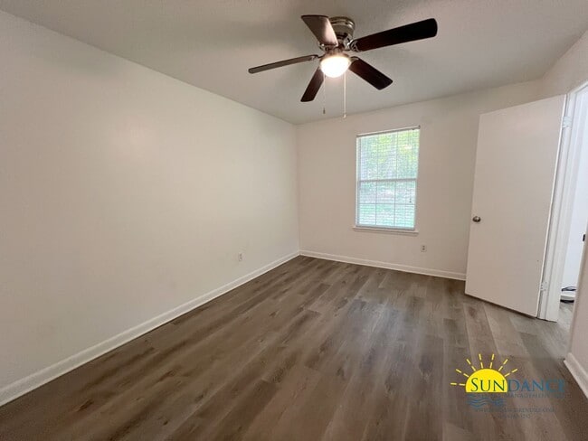Building Photo - Inviting 2 Bedroom Duplex in Crestview!