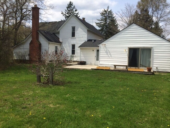 Building Photo - Updated 3bed / 3bath farmhouse.  Nice Location.