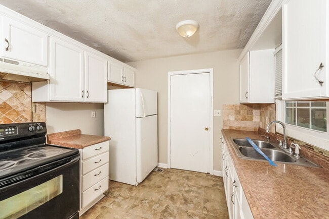 Building Photo - “Freshly Renovated 3BR w/ Fenced Yard – Pe...