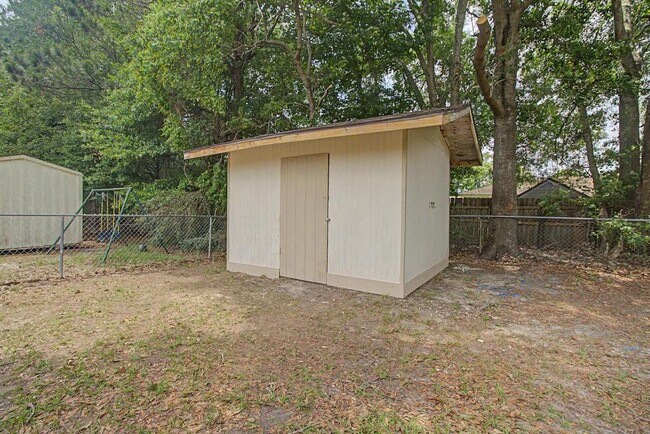 Building Photo - 108 Phylis Dr