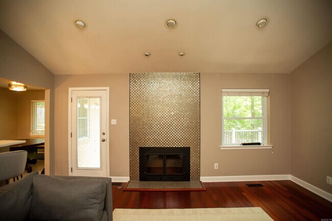 Building Photo - 8607 Linda Ln
