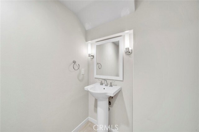 Building Photo - 328 Floral View