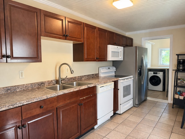 Building Photo - Beautiful 3 Bedroom Townhome in Lancaster - First Floor Washer/Dryer!