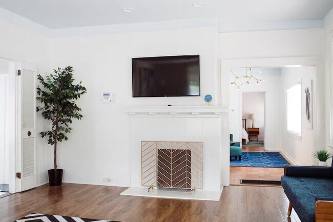 Building Photo - Lawrence House