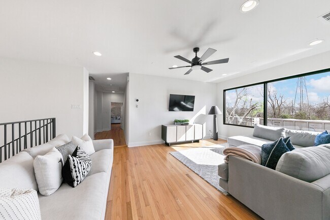 Building Photo - 4301 Vivian St