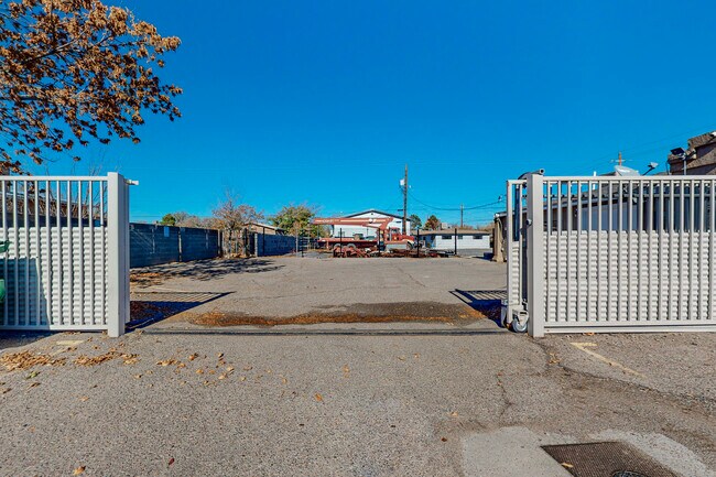 Building Photo - 5717 Edith Blvd NE