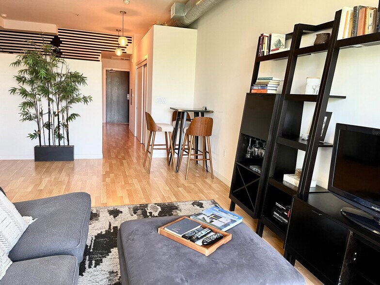 Building Photo - 889 Date St