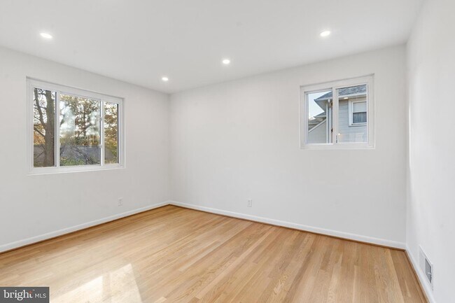 Building Photo - 618 19th St S