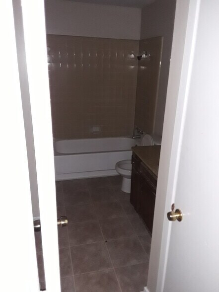 Full bathroom - 5026 Oak Creek Dr
