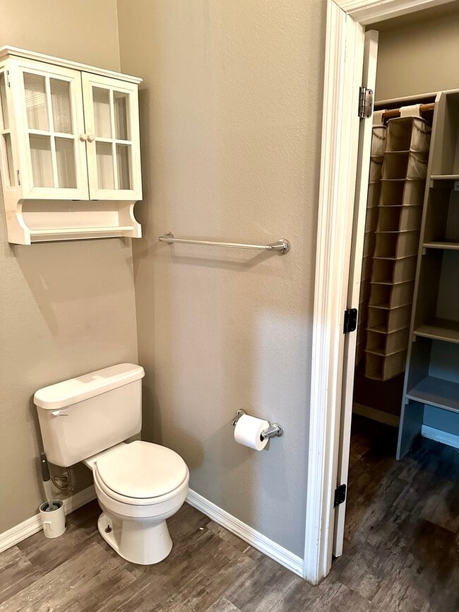 Building Photo - Gorgeous 2 bedroom / 2 bath condo in The E...