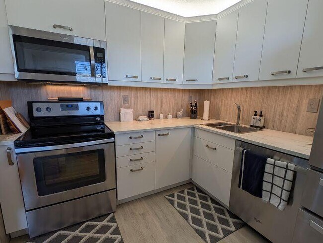 Building Photo - 2812 Garden Dr S