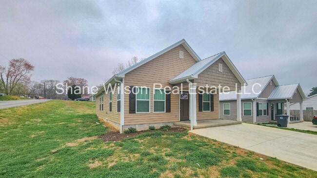 Building Photo - Newly built, spacious open floor concept 3-bedroom 2 bath.  Corner lot and conveniently located j...