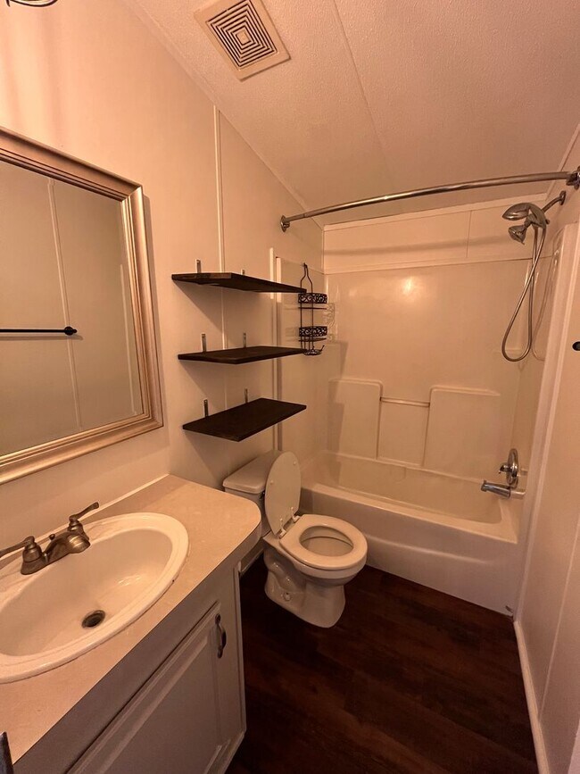 Building Photo - Mobile home in country setting (six month lease)