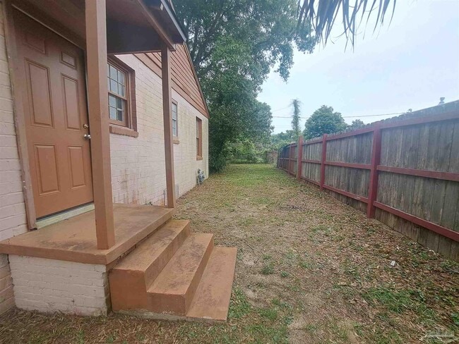Building Photo - 203 SE Syrcle Dr