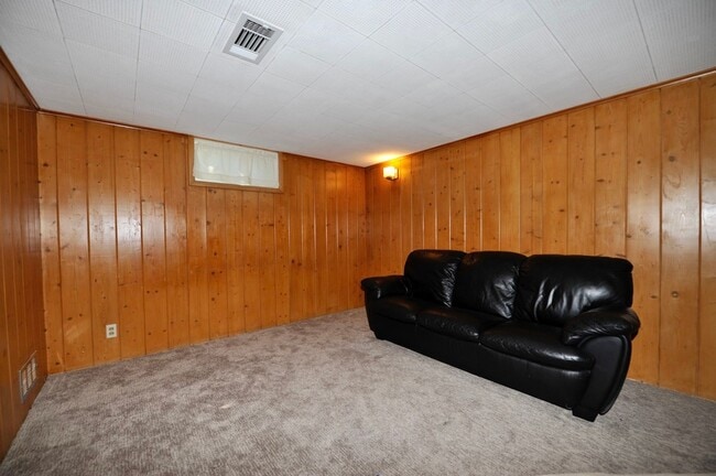 Building Photo - Charming 2 bed 1 bath bungalow with 2nd living room