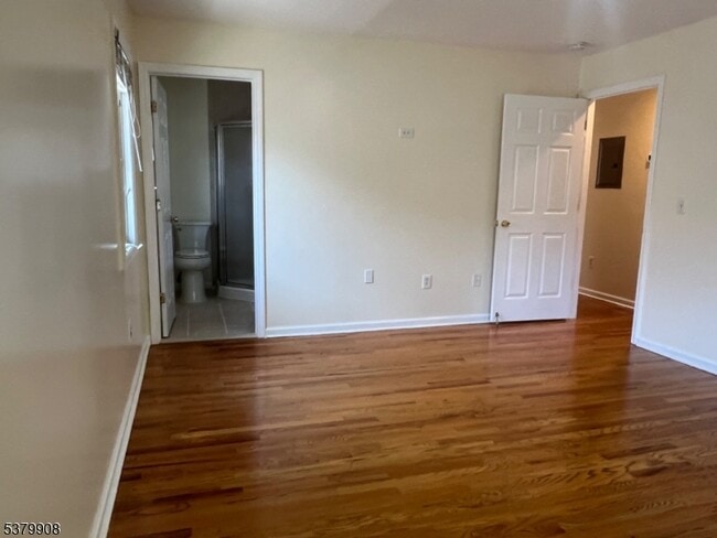 Building Photo - 346 River Dr