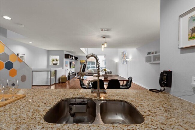 Building Photo - 3044 Commerce St