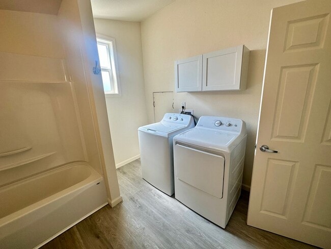 Building Photo - PRELEASING: Available September 2026! 3 bdrm/1 bath House!