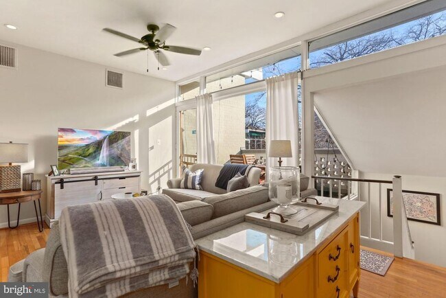 Building Photo - 725 Delaware Ave SW