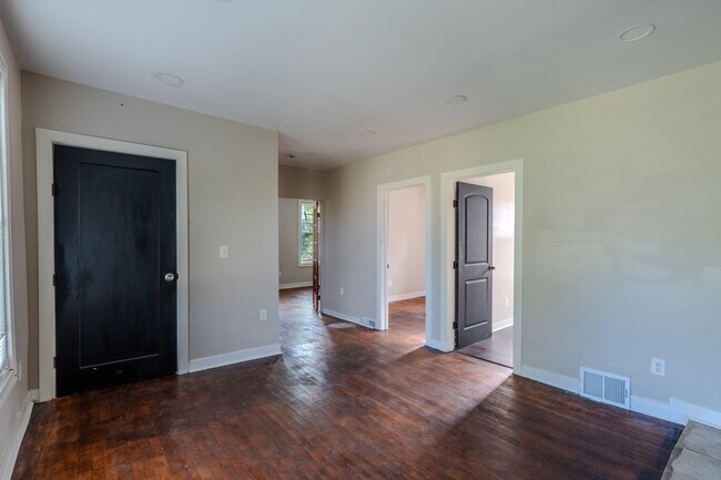 Building Photo - 908 W Hadley St